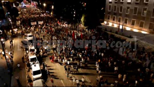 Pas akteve të dhunës te Kuvendi, qytetarët mblidhen në protestë te Kryeministria:  Lironi protestuesit, dhuna policore nuk na dal