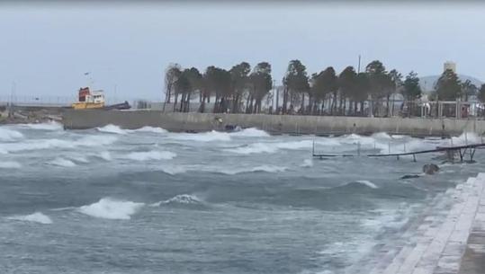 Sot pritet mot i keq, ndalohet dalja në det e varkave dhe skafeve në Vlorë e Sarandë!
