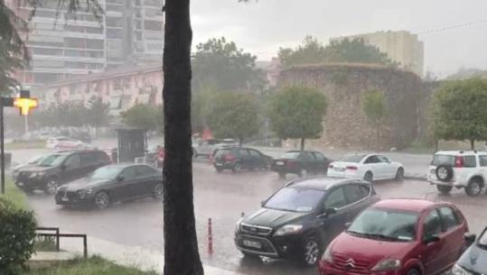 Stuhia me shi e breshër godet Elbasanin, rrugët përmbyten dhe era e fortë sjell probleme në qytet