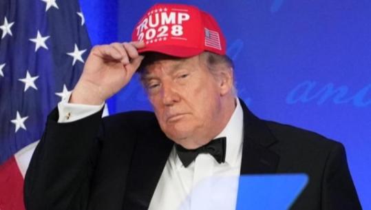 Trump në darkën e korrespondentëve, mes batutave dhe fyerjeve! Më pas bën shaka me kapelen e kuqe, duke 'ngrirë' sallën: Synimi im është të kandidoj për një mandat të tretë