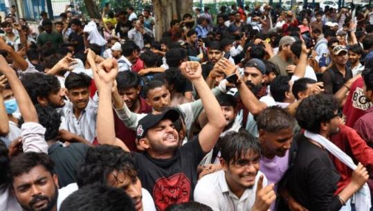 Indi/ Modi tërhiqet përballë protestave, dorëhiqet ministri i Arsimit dhe pranohen kërkesat e studentëve