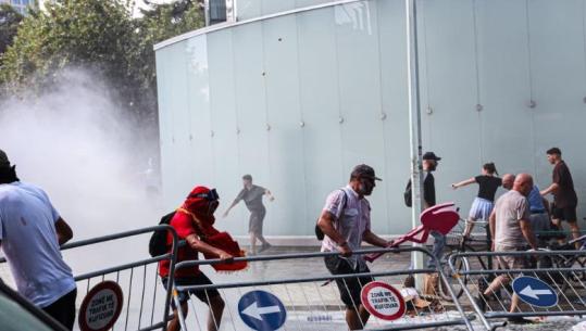 Dhuna në protestën te Kuvendi, sot masa për 2 protestuesit! Njëra siguroi kapsollat, tjetri plagosi një polic me to
