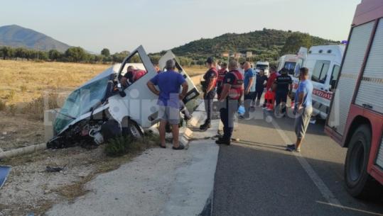 Aksident i rëndë në Vlorë, furgoni me punëtorë del nga rruga! 1 i vdekur dhe 5 të plagosur rëndë (EMRAT+ VIDEO)