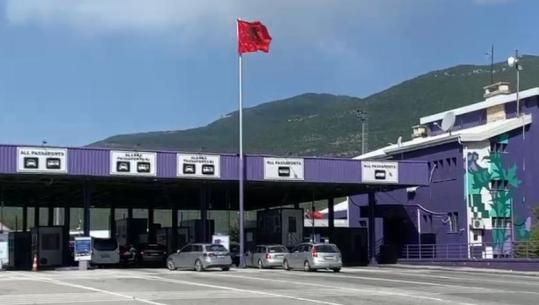 Mbi 45 mijë qytetarë të Kosovës hynë në Shqipëri në fundjavë, Morina regjistron fluksin më të lartë të verës