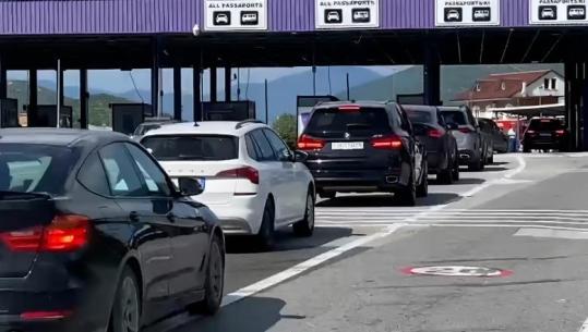 Mbi 45 mijë qytetarë të Kosovës hynë në Shqipëri në 24 orë, Morina regjistron fluksin më të lartë të verës (VIDEO)