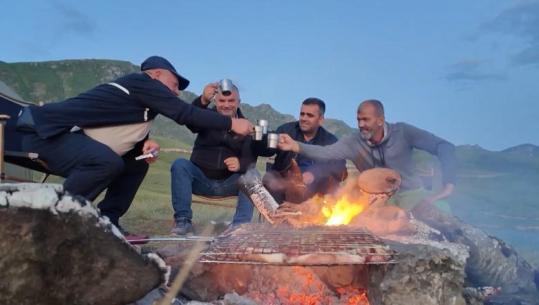 Nga jeta në stane te rafting në liqen, aventurat e katër miqve gjatë eksplorimit dyditor në Bjeshkët e Gramës