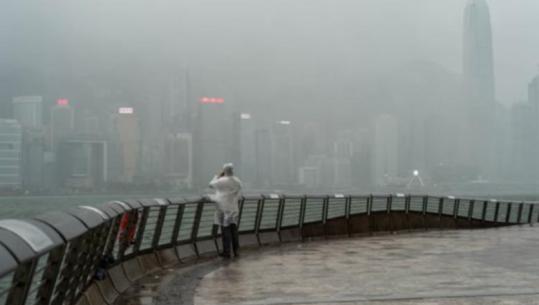 Mbi 715 mijë të evakuuar dhe 350 fluturime të anuluara, tajfuni më i fuqishëm i vitit godet Kinën dhe Hong Kongun