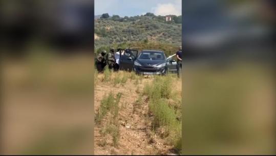 Qëlloi veten pasi liroi 24-vjeçaren, Report Tv siguron videon kur policia rrethon makinën e Nertil Buzit