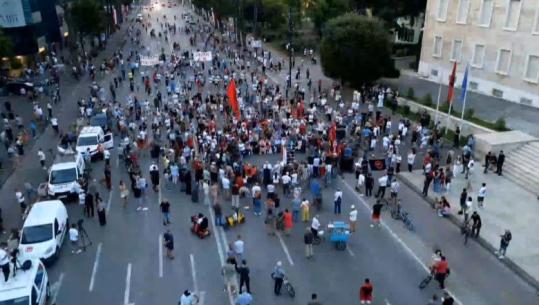 Dita e 57-të e protestës, thirrjet: Rama është i pabesë, nuk ikim nga sheshi derisa ta largojmë! Policia mos të instrumentalizohet