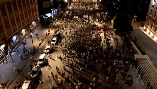 Dita e 57-të e protestës, thirrjet: Rama është i pabesë, nuk ikim nga sheshi derisa ta largojmë! Policia mos të instrumentalizohet (VIDEO)