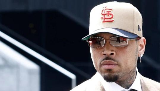Sulmi në një klub nate në Londër, Chris Brown pranon fajësinë, shishe qelqi në kokë dhe shqelma producentit