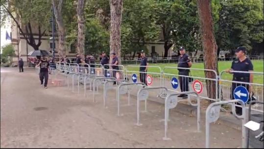Paralajmërimi për protestë, Kuvendi rrethohet me gardh metalik dhe forca policie