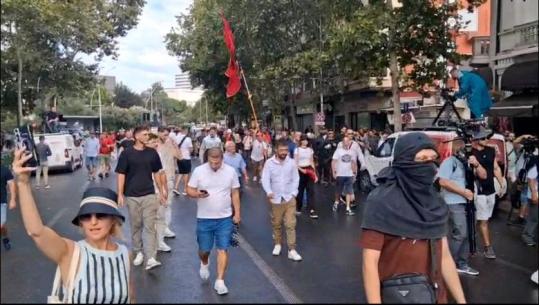 Protestuesit thirrje para Kuvendit: Parlament analfabet