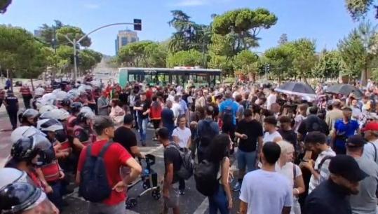Protestuesit zhvendosen te Ministria e Brendshme