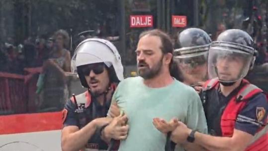 Tensione në protestë, tubuesit sulmojnë me vezë e domate policinë! Njëri tenton të çajë kordonin, shoqërohet nga efektivët
