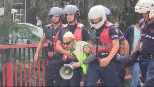 Kuvend dhe protestë/ Protestuesit ‘armatosen’ me vezë, domate e speca, sulmojnë policët pranë Xhamisë! Nisin shoqërimet, mes tyre edhe Arben Kola