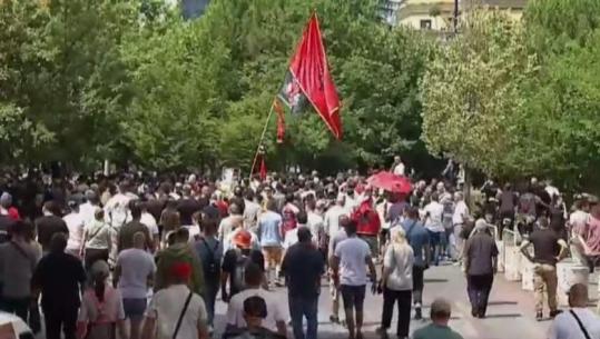 Pas përplasjeve me efektivët, protestuesit marshojnë drejt sheshit Skëndërbej