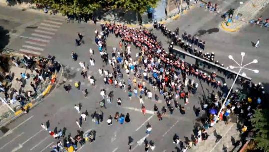 Kuvend dhe protestë/ Protestuesit ‘armatosen’ me vezë, domate e speca, sulmojnë policët pranë Xhamisë! Nisin shoqërimet, mes tyre edhe Arben Kola