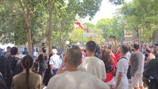 Protestuesit shkojnë te komisariati numër 1, thirrje për lirimin e të shoqëruarve