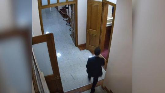Agron Shehaj iku me vrap me marrëveshjen e konfidencialitetit në dorë, Balla: Duhet të arrestohet, hajduti i të dhënave ka nisur të vjedhë dokumentet e Kuvendit