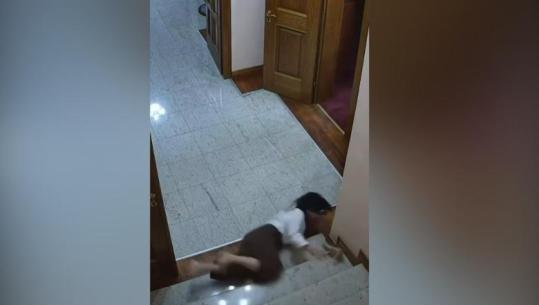 Momenti kur punonjësja e Kuvendit bie me kokë në shkallë! Po ndiqte Agron Shehajn që vodhi marrëveshjen sekrete me SHBA