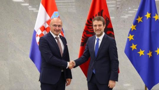 Hoxha paralajmëron Serbinë: Mos i fryni zjarreve të luftës, marrëveshja Shqipëri-Kosovë-Kroaci nuk është justifikim për militarizim në rajon