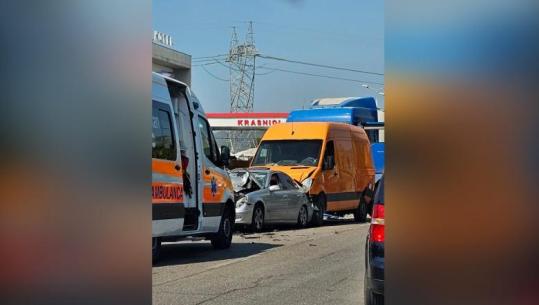 Aksident zinxhir në Elbasan, përplasen dy furgonë, makina e trajleri! Një i plagosur