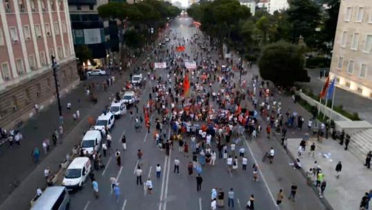 Protesta në ditën e 59-të, akuza policisë për tubimin te parlamenti: Reagim jo proporcional! Të heqin kapelet dhe të na bashkohen