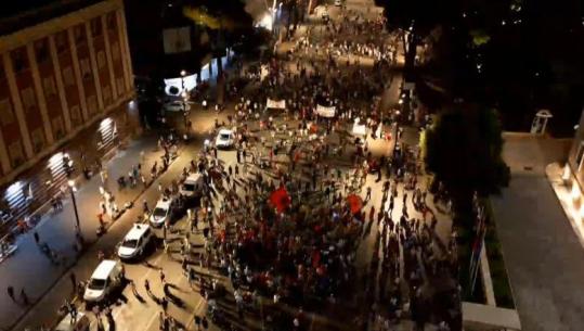 Protesta në ditën e 59-të, akuza policisë për tubimin te parlamenti: Reagim jo proporcional! ‘Grisin’ kontratën me Ramën