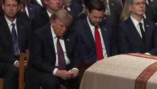 Momenti viral në funeral/ Trump i ofroi karamele, JD Vance refuzon! Presidenti i ndan me Scott Bessent (VIDEO)