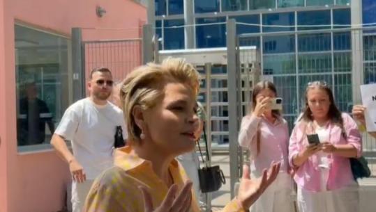 ‘Si u bëre kaq e bukur?’ Protestuesit kureshtarë për shndërrimin në pamje, Kryemadhi: Jam siç kam qenë e re, prapë e shëmtuar!