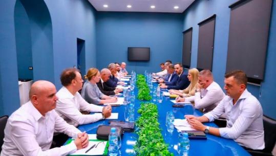 Ministri Lamallari mbledh prefektët e 12 qarqeve, kërkon më shumë koordinim në terren, prioritet siguria, zjarret dhe sezoni turistik