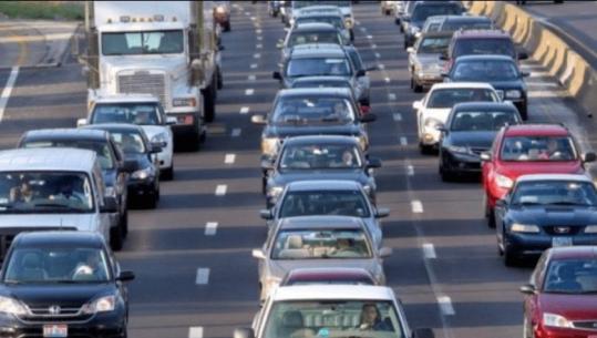 1 në 2 shqiptarë kanë të paktën 1 makinë! 2025-a kap rekordin, mbi 1 milion automjete të regjistruara. Shtohen elektriket