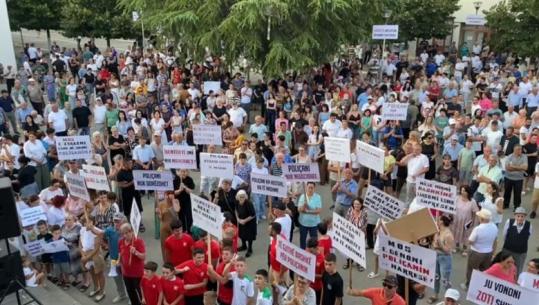 'Doni të na fshini nga harta', banorët e Poliçanit protestojnë kundër Reformës Territoriale, djegin teserat e PS-së, kryetari i degës jep dorëheqjen (VIDEO)
