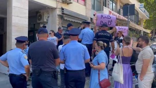 ‘Bela-ja e pushtetit’, Ballukut pritet t’i komunikohet akuza për shkeljen në 6 tendera të tjerë, protestuesit grumbullohen para SPAK