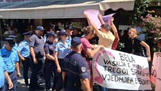 ‘Bela-ja e pushtetit’, Ballukut pritet t’i komunikohet akuza për shkeljen në 6 tendera të tjerë, protestuesit grumbullohen para SPAK