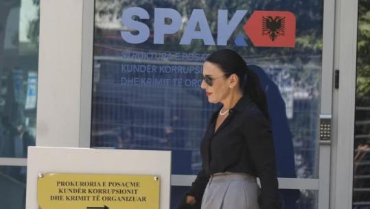Belinda Balluku mbërrin në SPAK! GJKKO zgjati hetimet, Prokuroria i komunikon akuzën e shkeljes me tenderët për 6 raste të tjera (VIDEO)
