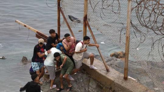 Kriza në Ceuta vijon, 37.500 emigrantë janë kthyer në Marok! Rëndohet bilanci i viktimave, 57 trupa të nxjerrë nga deti
