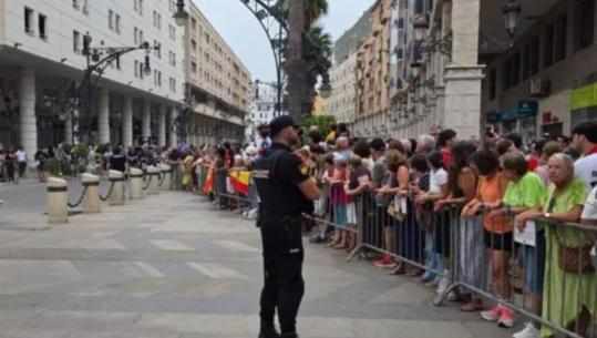 Kriza e emigrantëve, kryeministri Sanchez vizitë në Ceuta, qytetarët e presin me protesta dhe të shara: Palaço, na ke tradhëtuar!