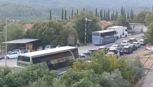Radhë kilometrike e pritje deri në 10 orë në pikën kufitare Kroaci - Mali i Zi, banorët hapin dyert e shtëpive për udhëtarët e bllokuar