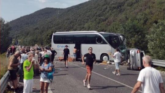 Itali/ Aksident i rëndë në autostradën Rieti-Terni, autobusi përplaset me kamionçinën dhe 3 makina! 5 të vdekur dhe 27 të plagosur