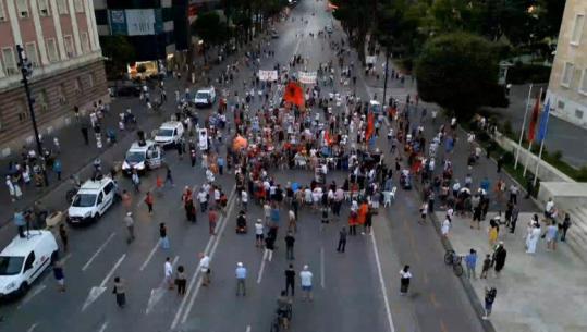 Dita e 64-t e tubimit, protestuesit kërkojnë dorëheqjen e Qeverisë! Kundërshtojnë edhe propozimin e PS për Reformën Territoriale: Sjell përqëndrim pushteti në pak duar