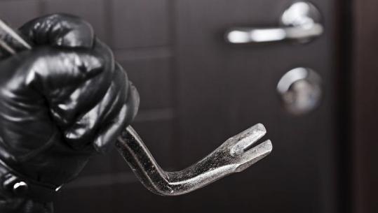 Tentoi të vidhte një banesë ndërsa ishte nën arrest shtëpie, pranga 49-vjeçarit në Korçë