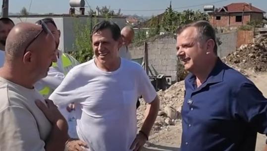 'Jam ekstremist i djathtë, por kam votuar për PS', qytetari i drejtohet Ballës gjatë inspektimit në Kamëz: Vota ime shkon për punën, jo për partinë