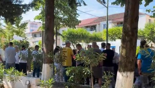 Rrogozhina kundër bashkimit me Kavajën, punonjësit e bashkisë dhe qytetarët në protestë, thirrje Ramës, Begajt dhe Maznikut: Po na bëhet padrejtësi!