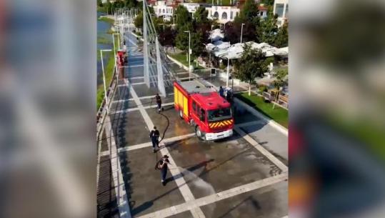 Belshi 'lufton' vapën, zjarrfikësit freskojnë qytetin me ujë