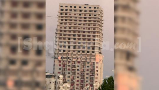 Durrës/ Përfshihet nga flakët apartamenti në katin e 14-të të pallatit 'Kamelia'