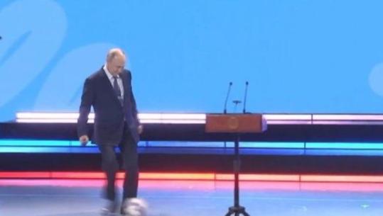 Gjesti i Putin habit spektatorët, presidenti rus luan me top në skenë