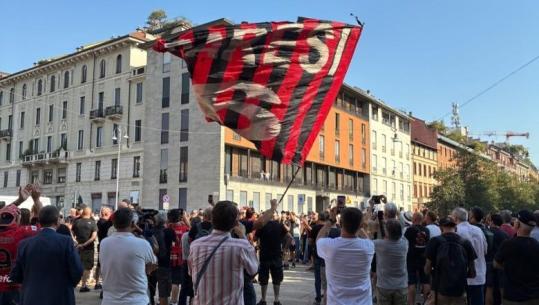I jepet sot lamtumira e fundit Franco Baresit, legjendës së Milanit dhe Italisë! Qindra tifozë në shesh, figura nga Reali e Barça