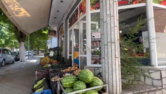 Hajdutët godasin marketin në Korçë, ia mbathin me 100 mijë lekë